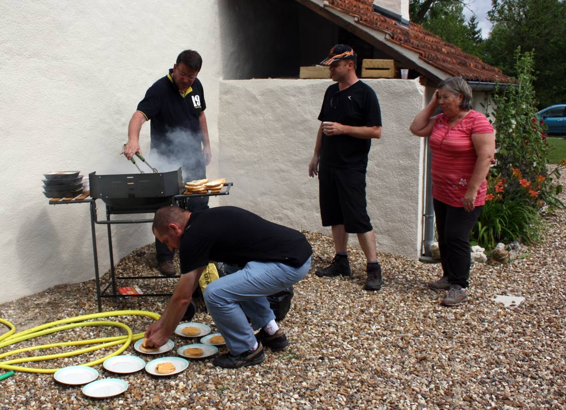  Les parents au barbecue 