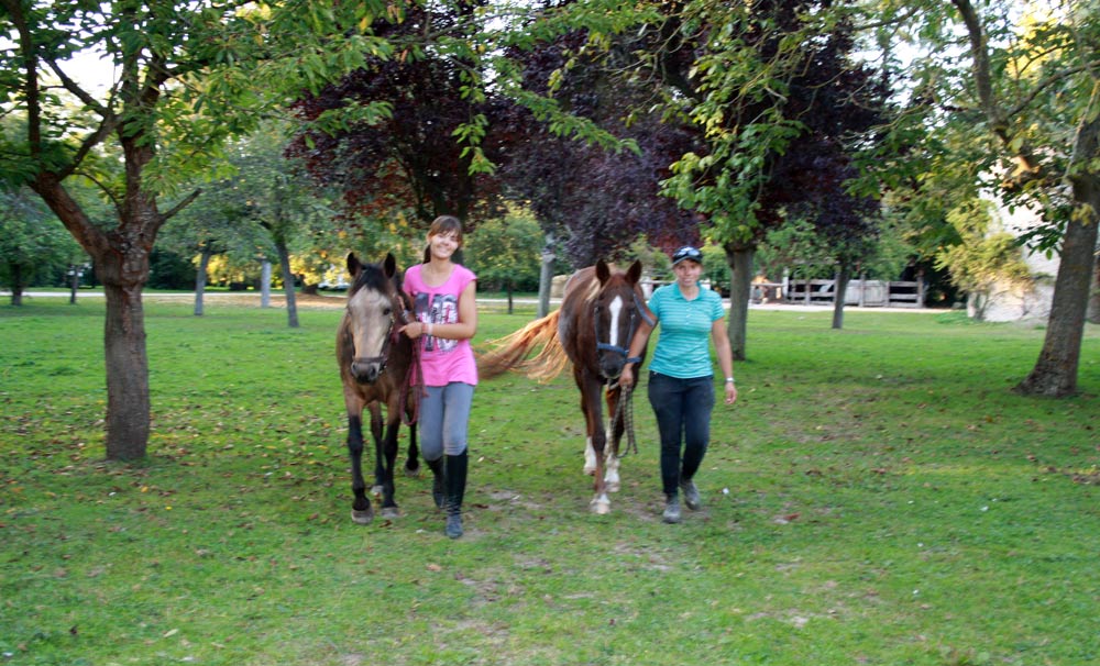  Sabine et Marine enmènent les poneys au pré 